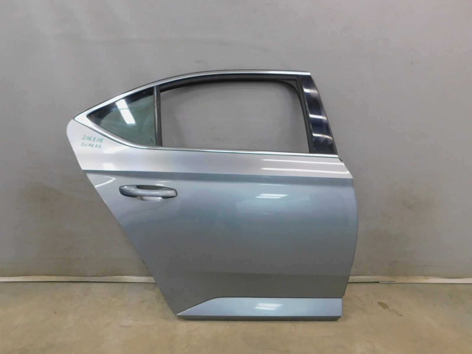 Дверь задняя правая Skoda Superb