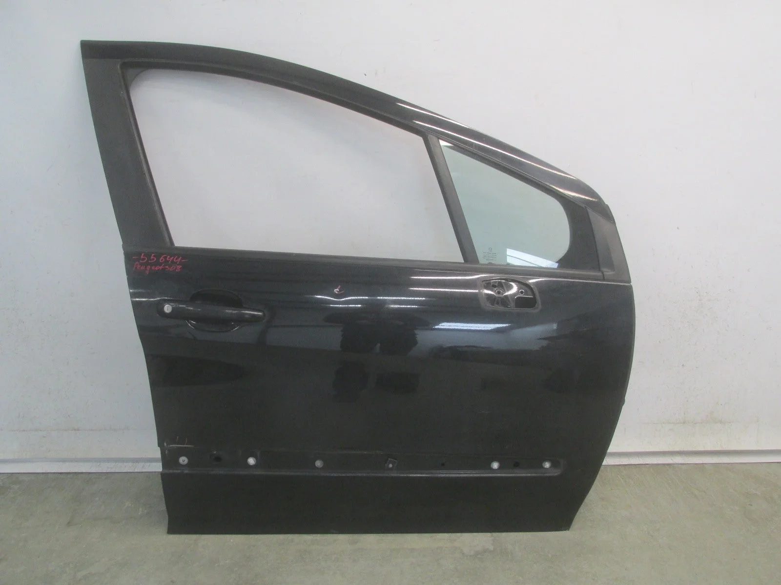 Дверь передняя правая Peugeot 308