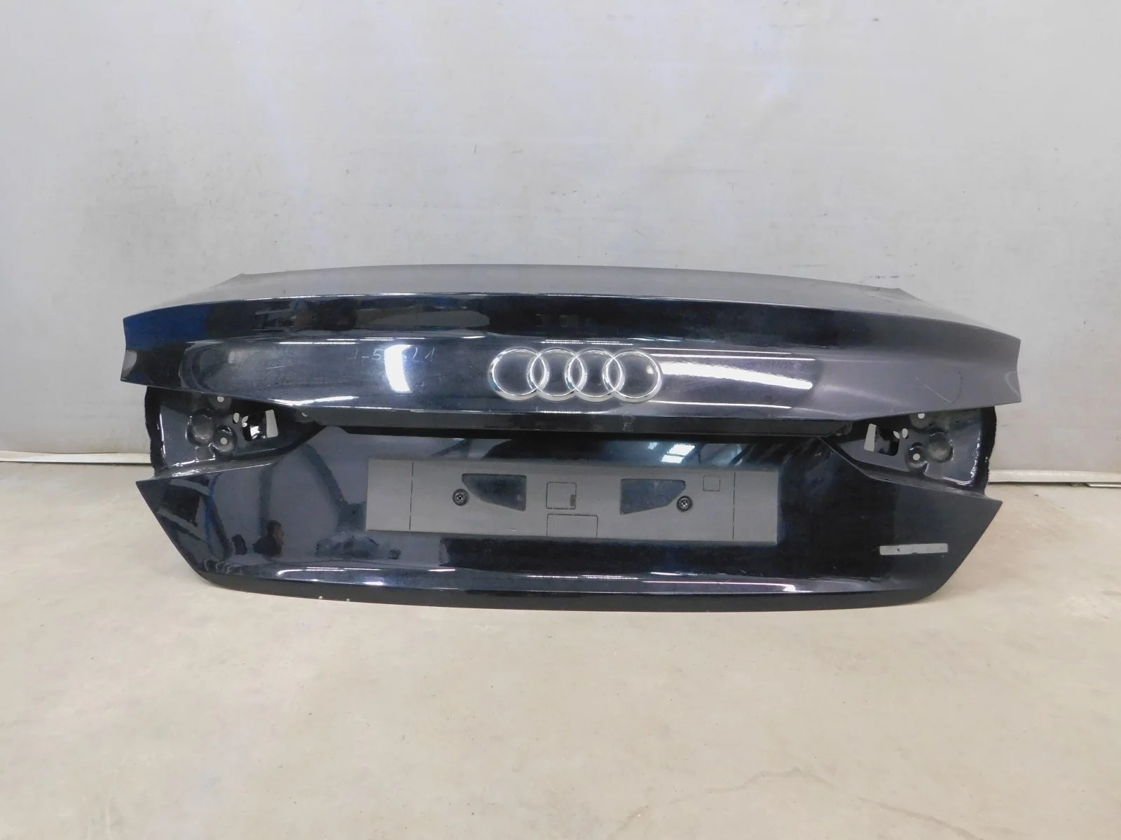 Крышка багажника Audi A4/RS4