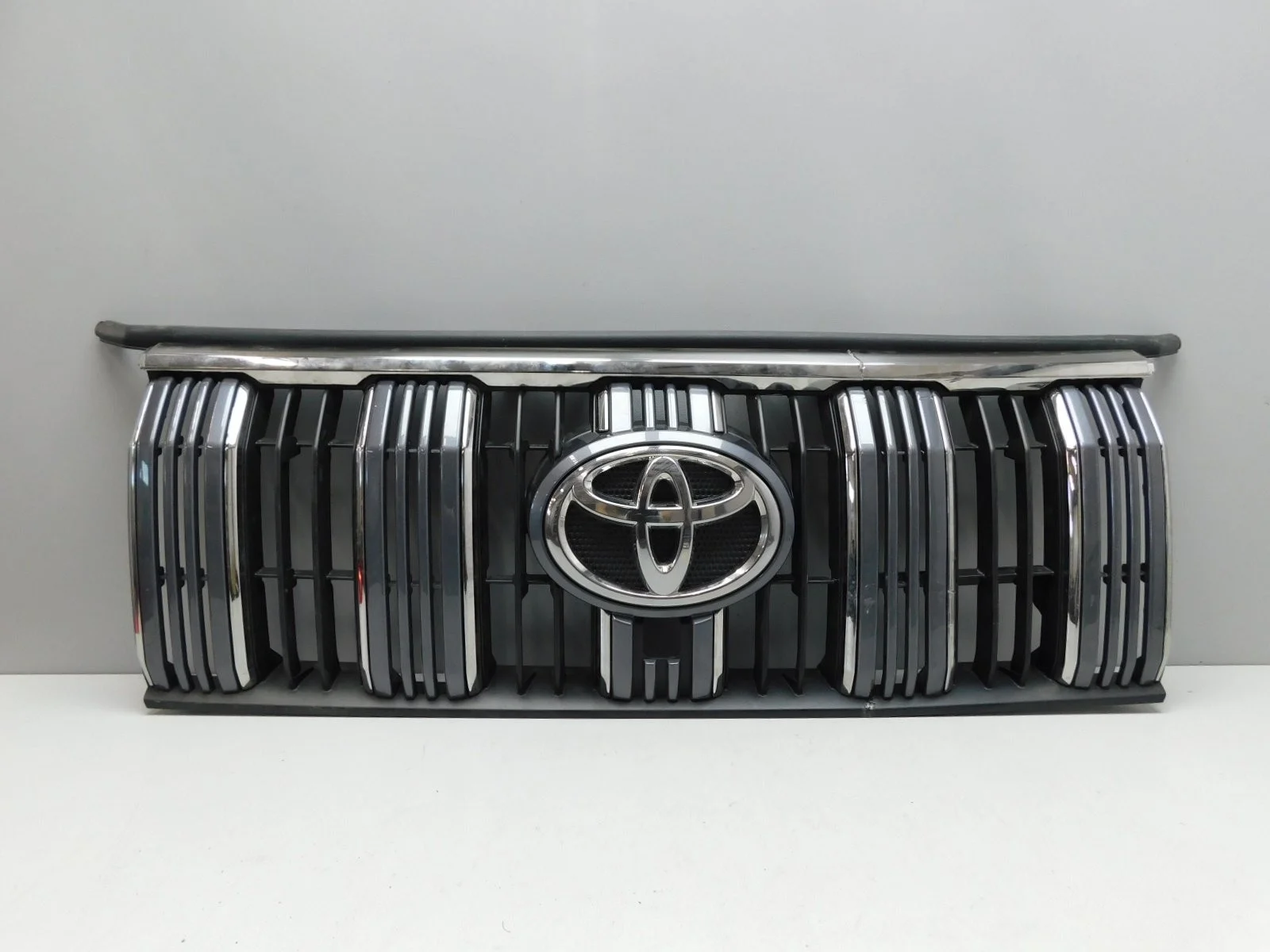 Решетка радиатора Toyota Land Cruiser Prado