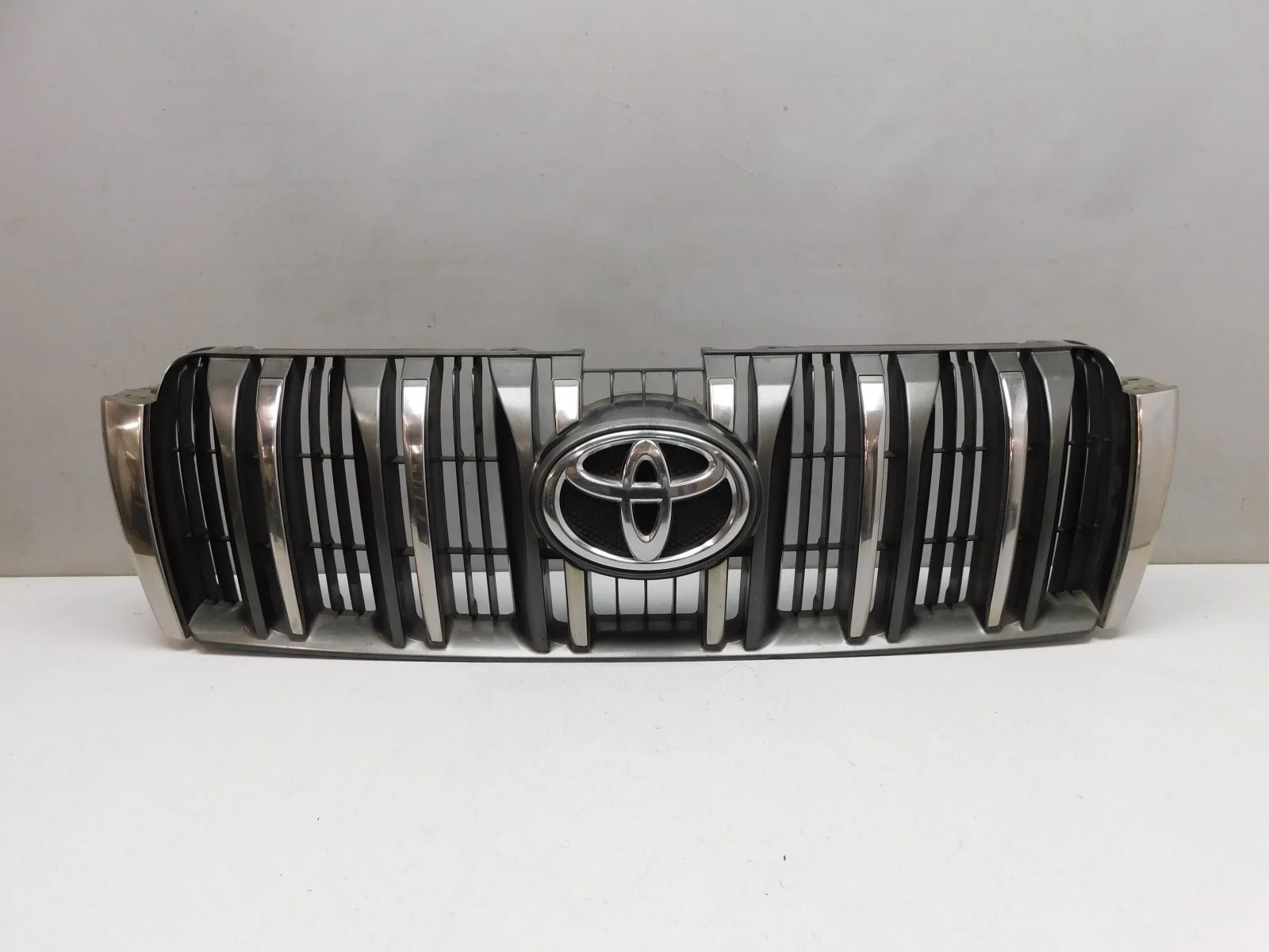 Решетка радиатора Toyota Land Cruiser Prado