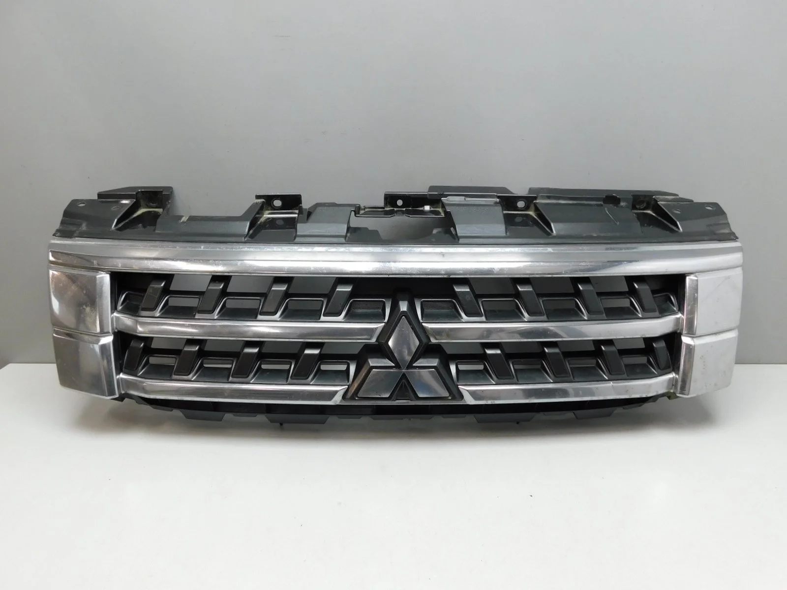 Решетка радиатора Mitsubishi Montero/Pajero