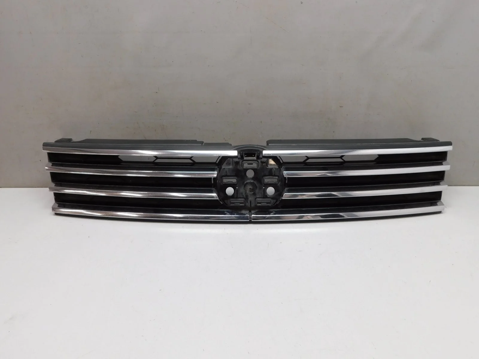 Решетка радиатора Volkswagen Touareg