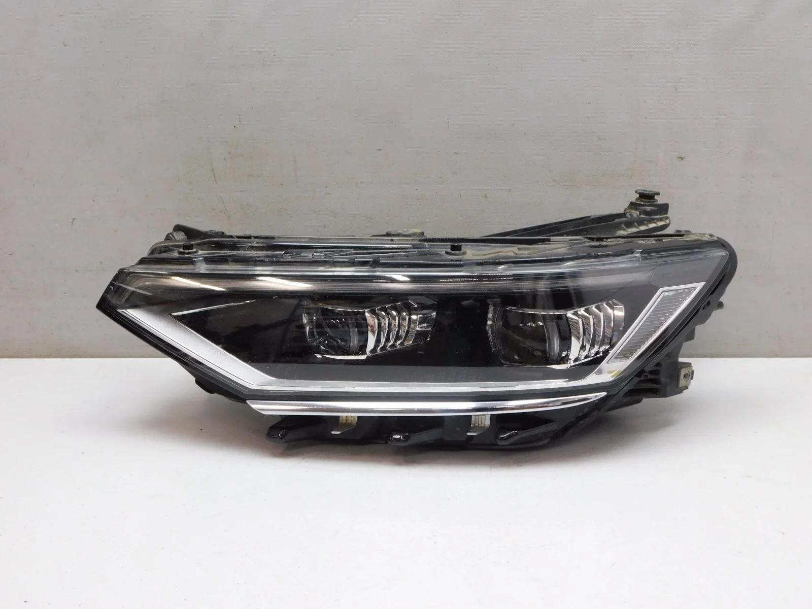 Фара левая Volkswagen Passat