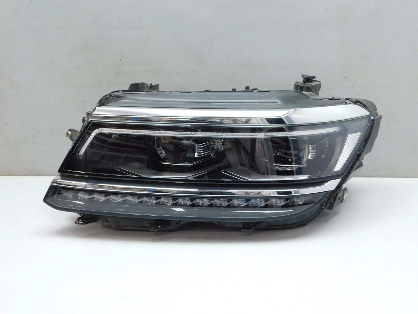 Фара левая Volkswagen Tiguan