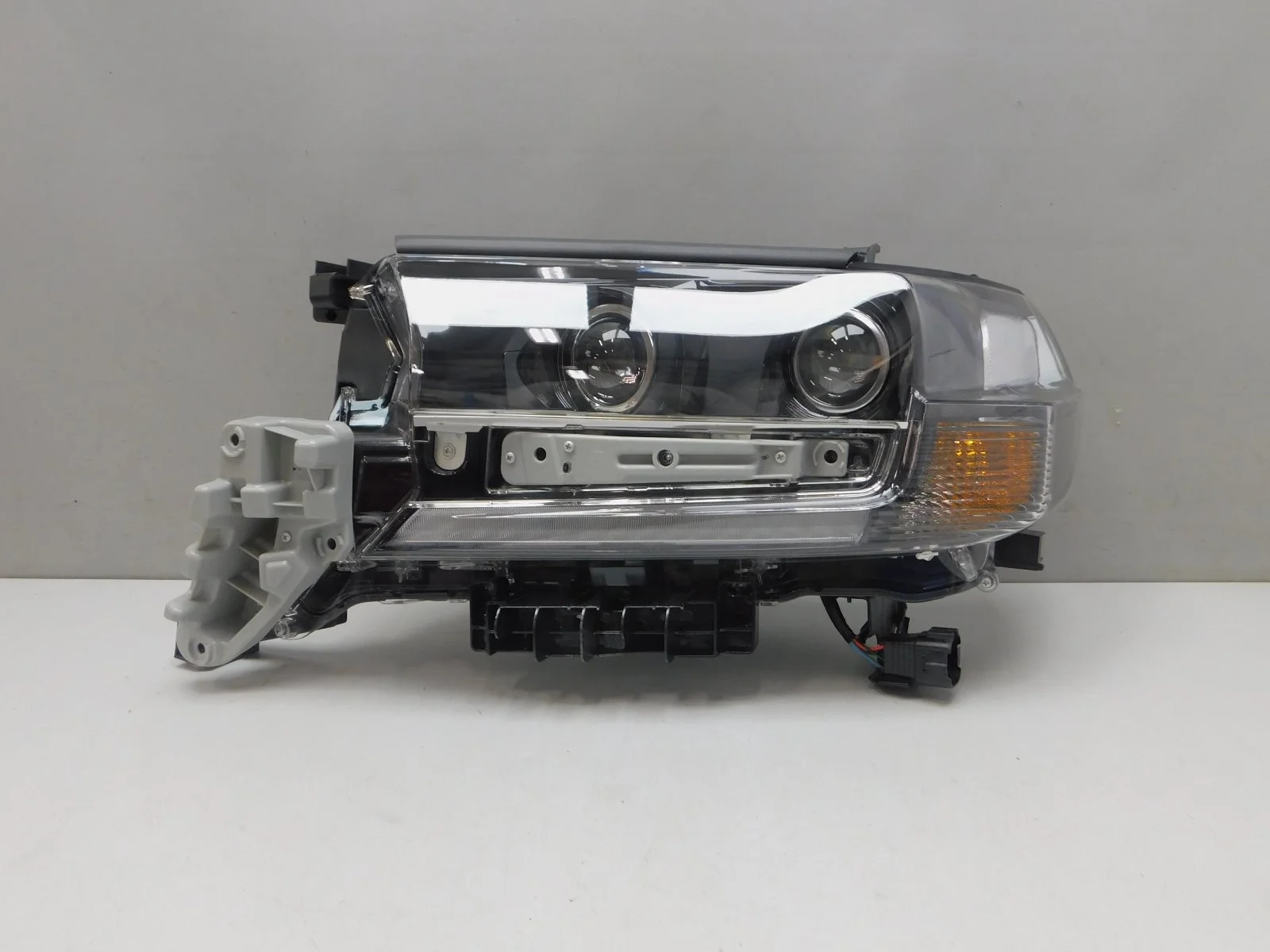 Фара левая Toyota Land Cruiser