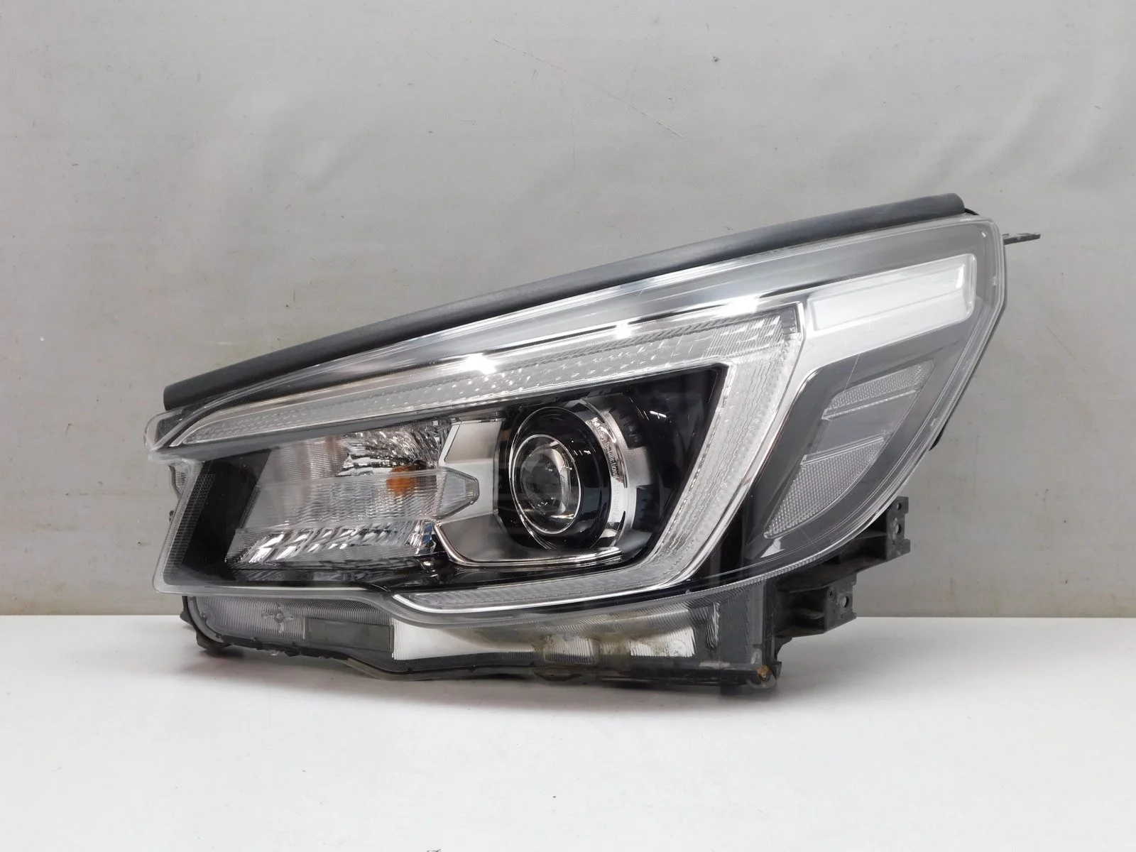 Фара левая Subaru Forester