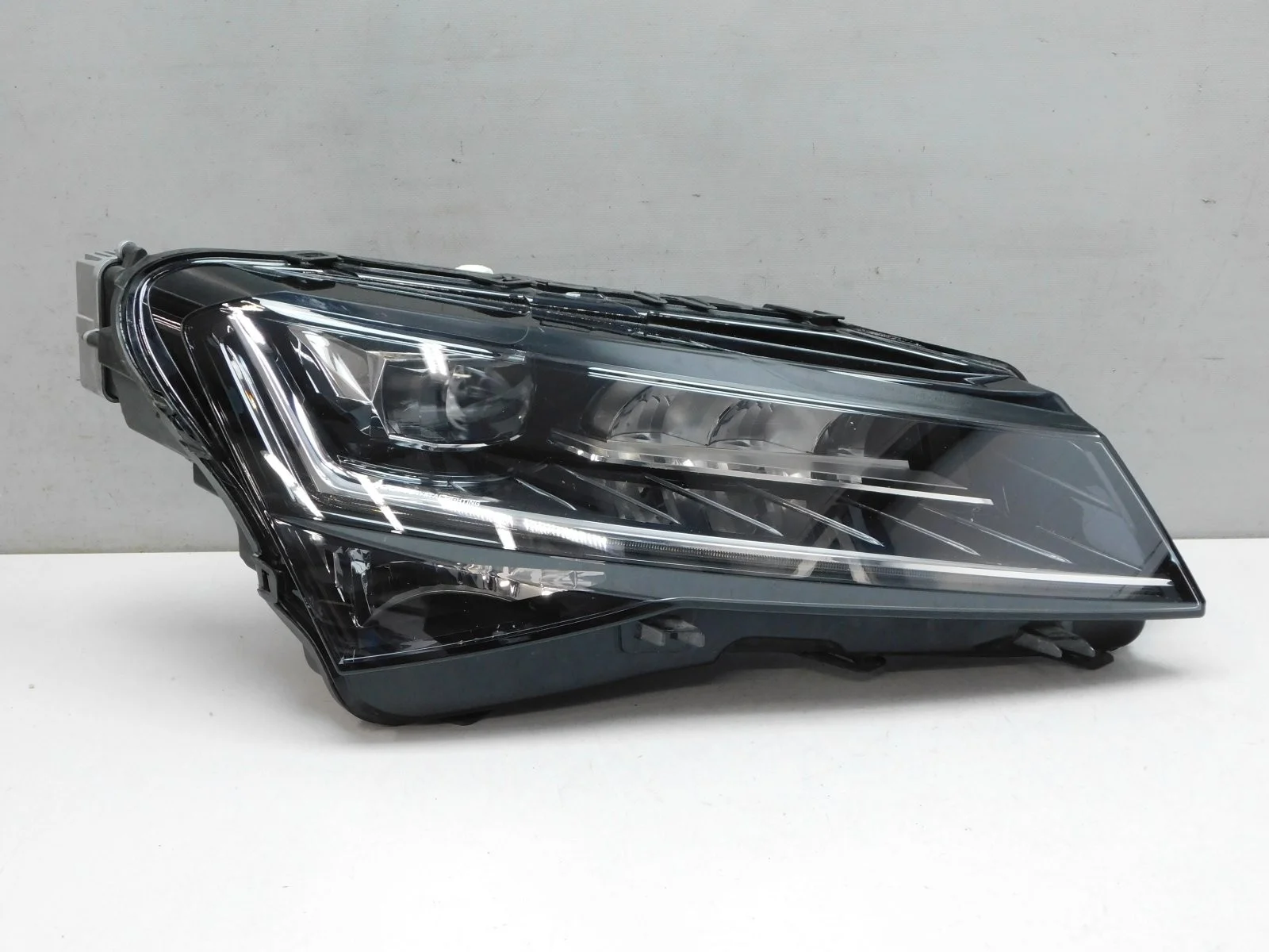 Фара правая Skoda Superb