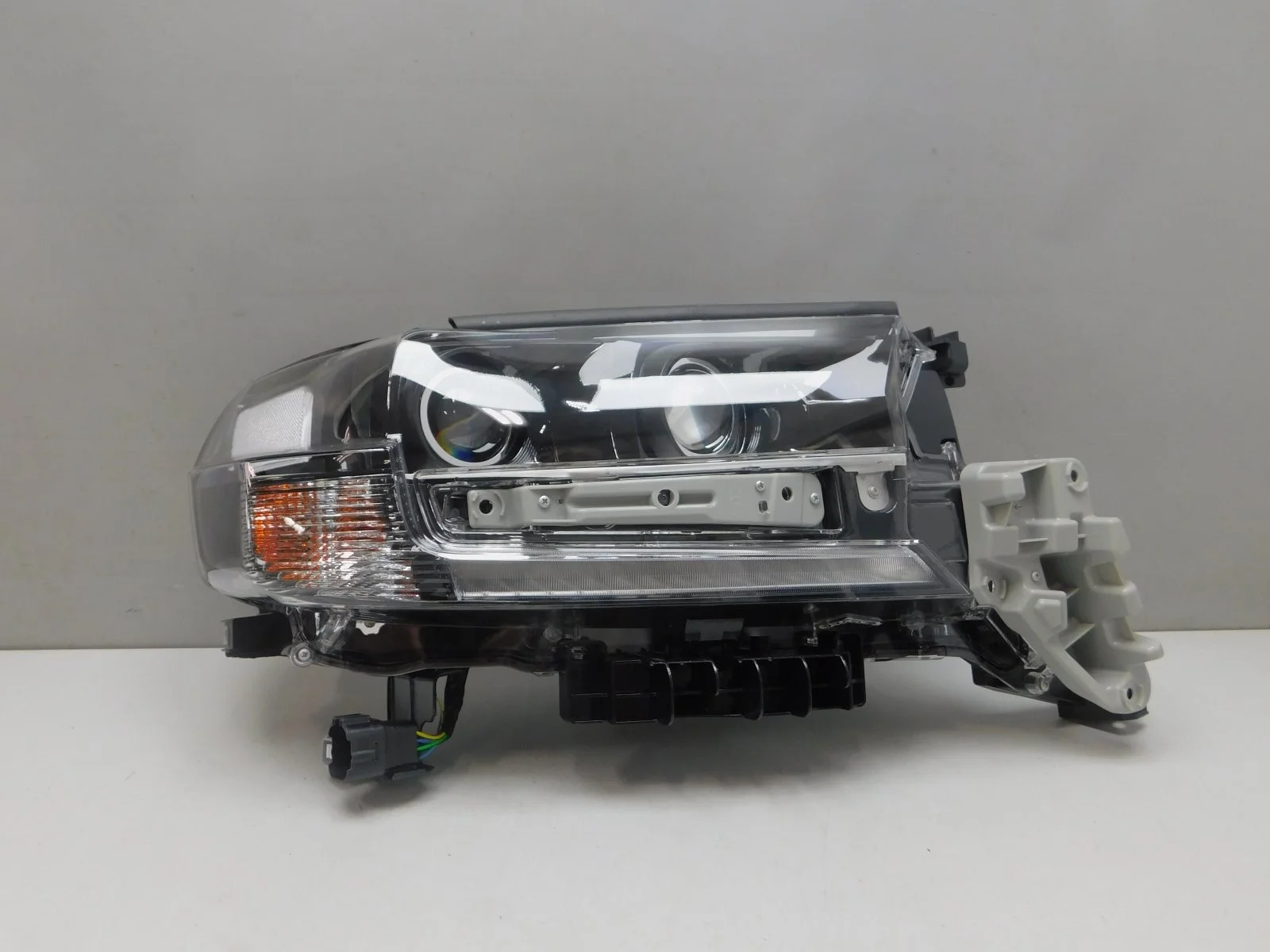 Фара правая Toyota Land Cruiser