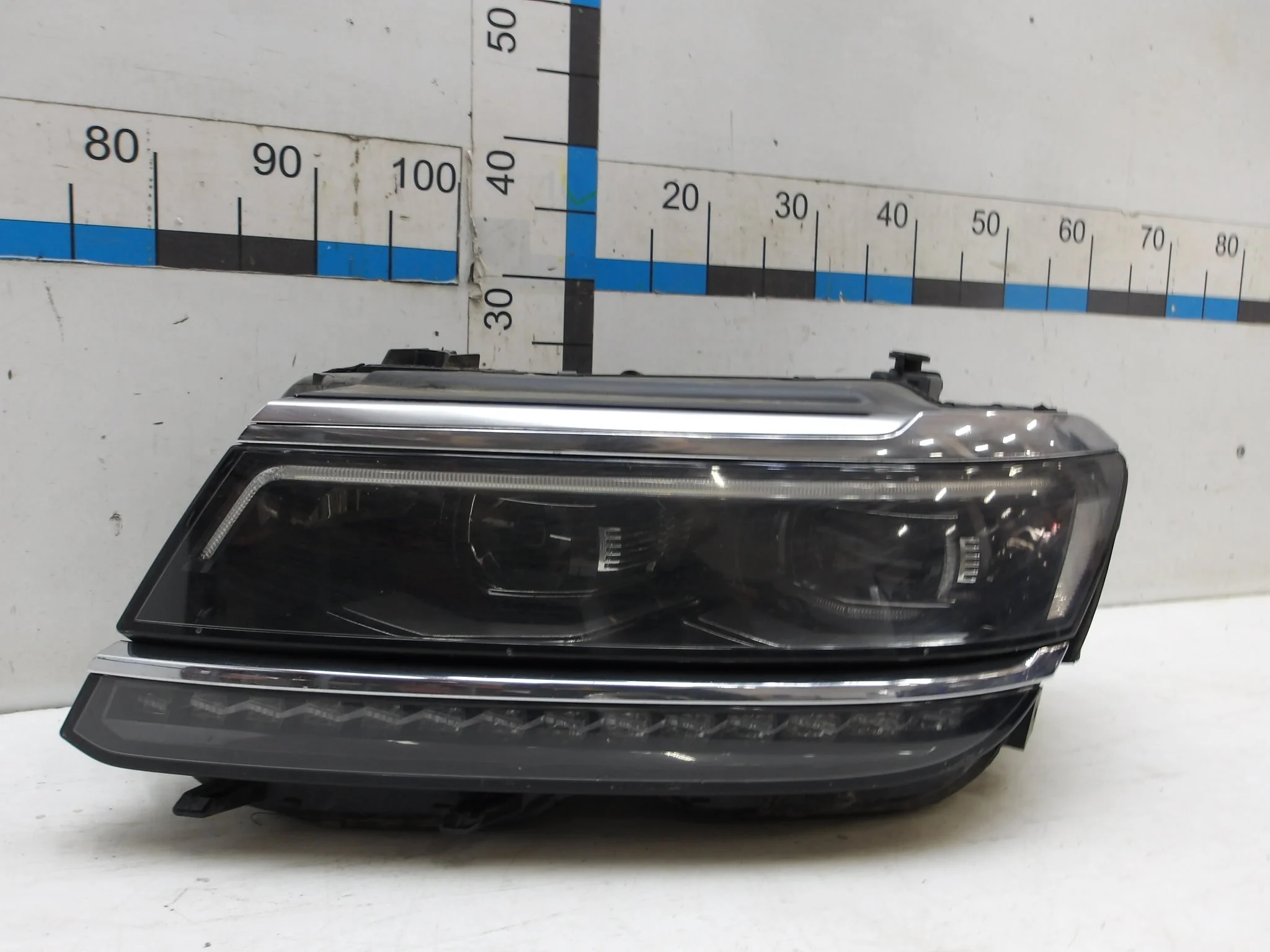 Фара левая Volkswagen Tiguan