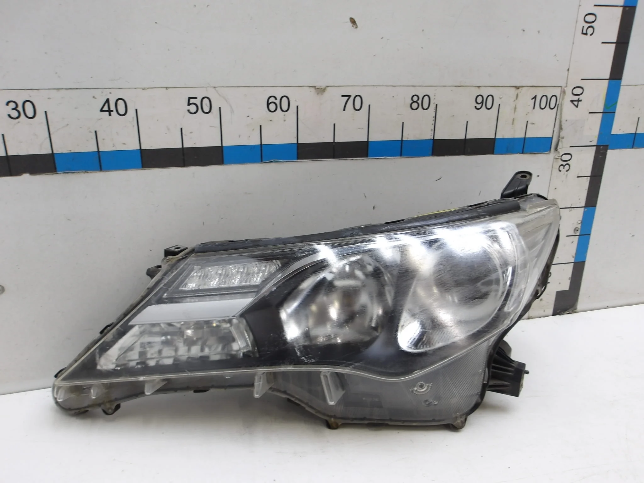Фара левая Toyota RAV4