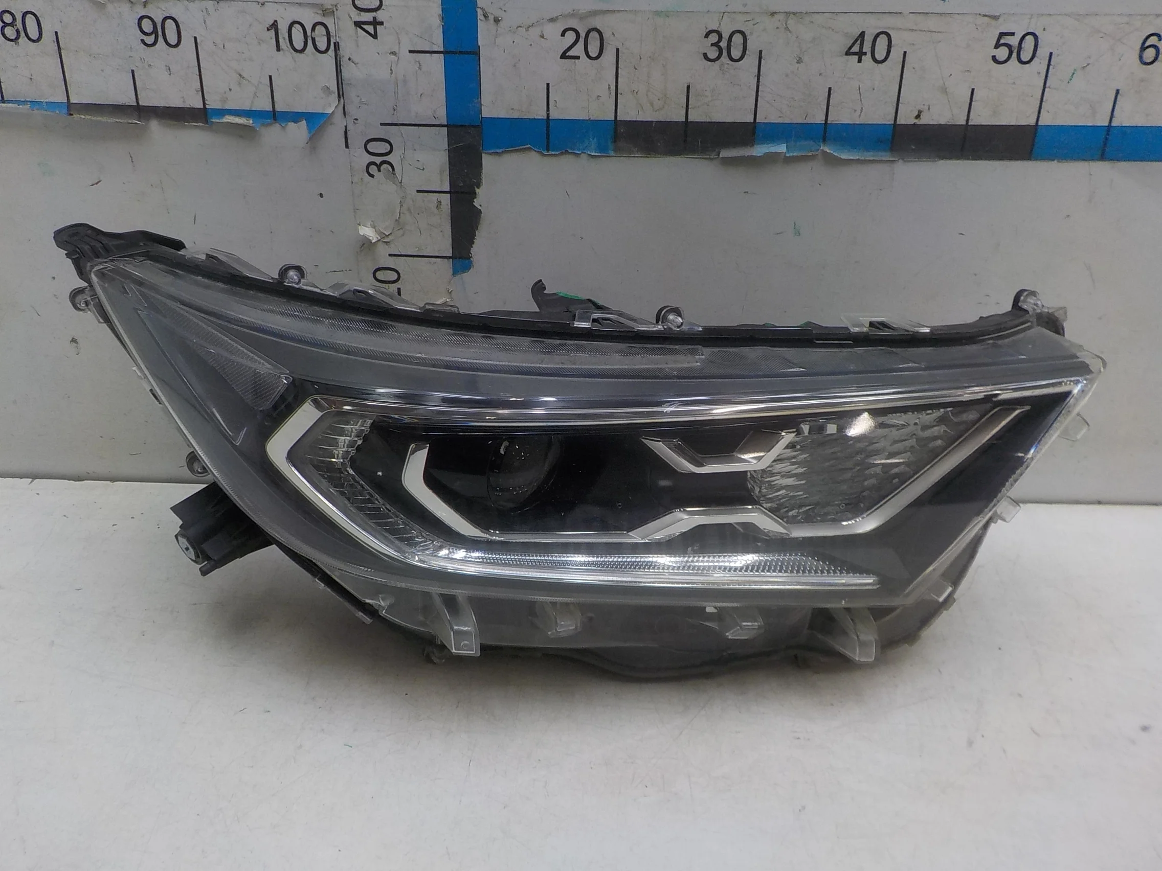 Фара правая Toyota RAV4