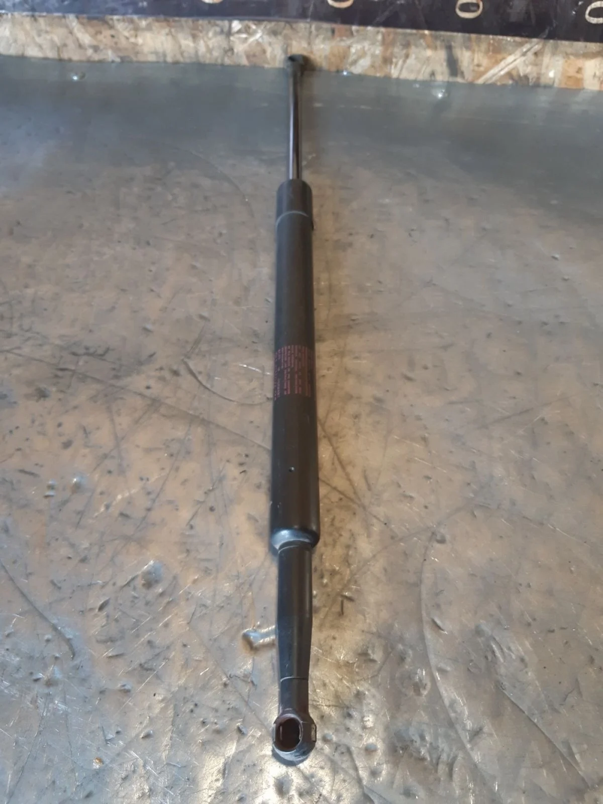 Амортизатор двери багажника Nissan Pathfinder III рестайлинг (2010—2014) 2011 KAF - бежевый