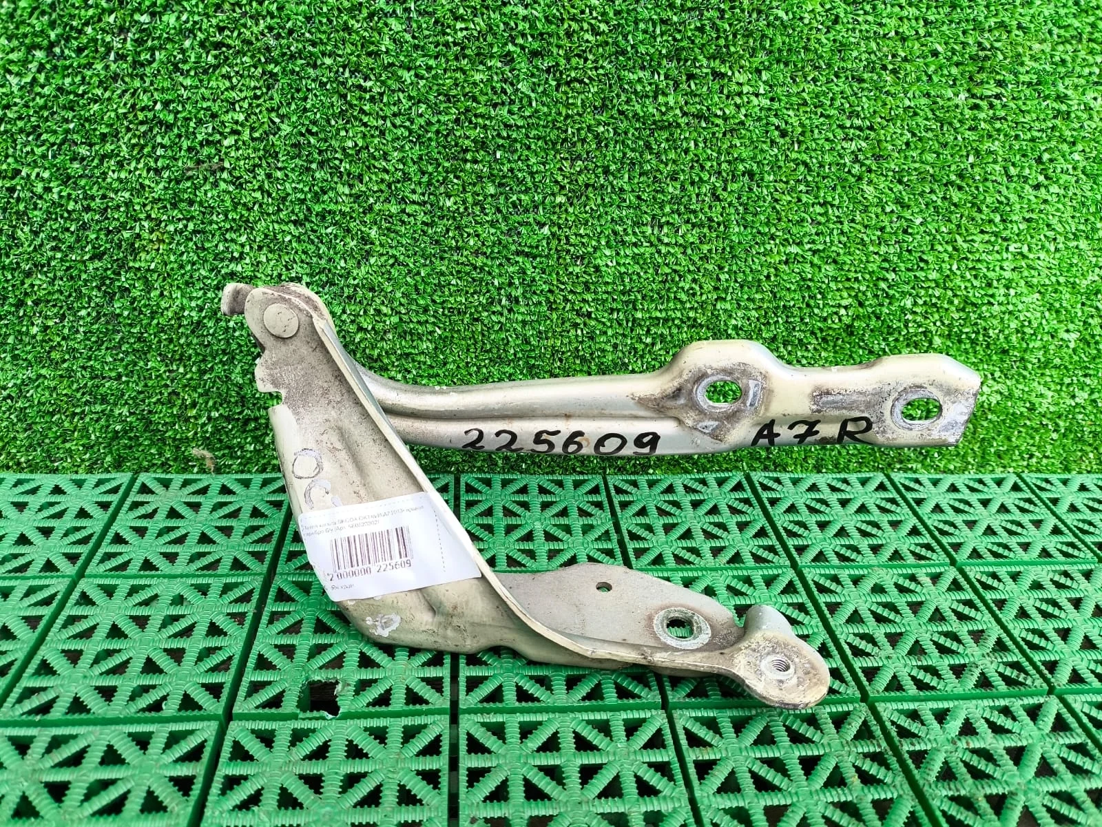 Петля капота SKODA OKTAVIA A7 2013- правая серебро б/у OCTAVIA A7(2013-