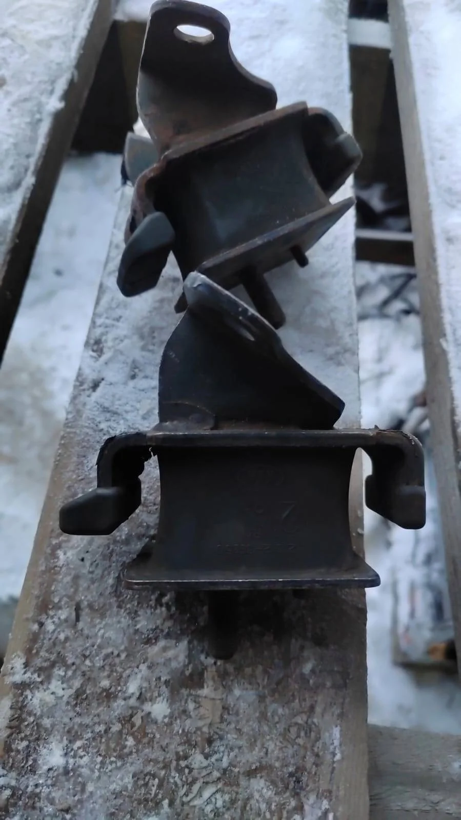 Опора двигателя Kia Sorento (2002-2009)