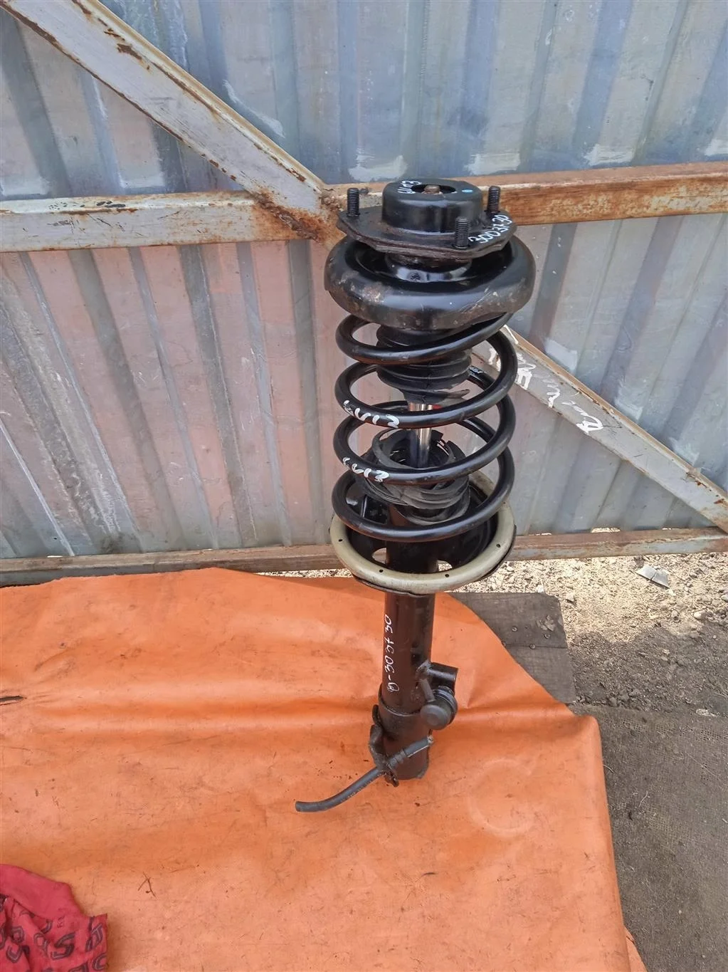 Амортизатор передний левый Nissan X-Trail T30 (20