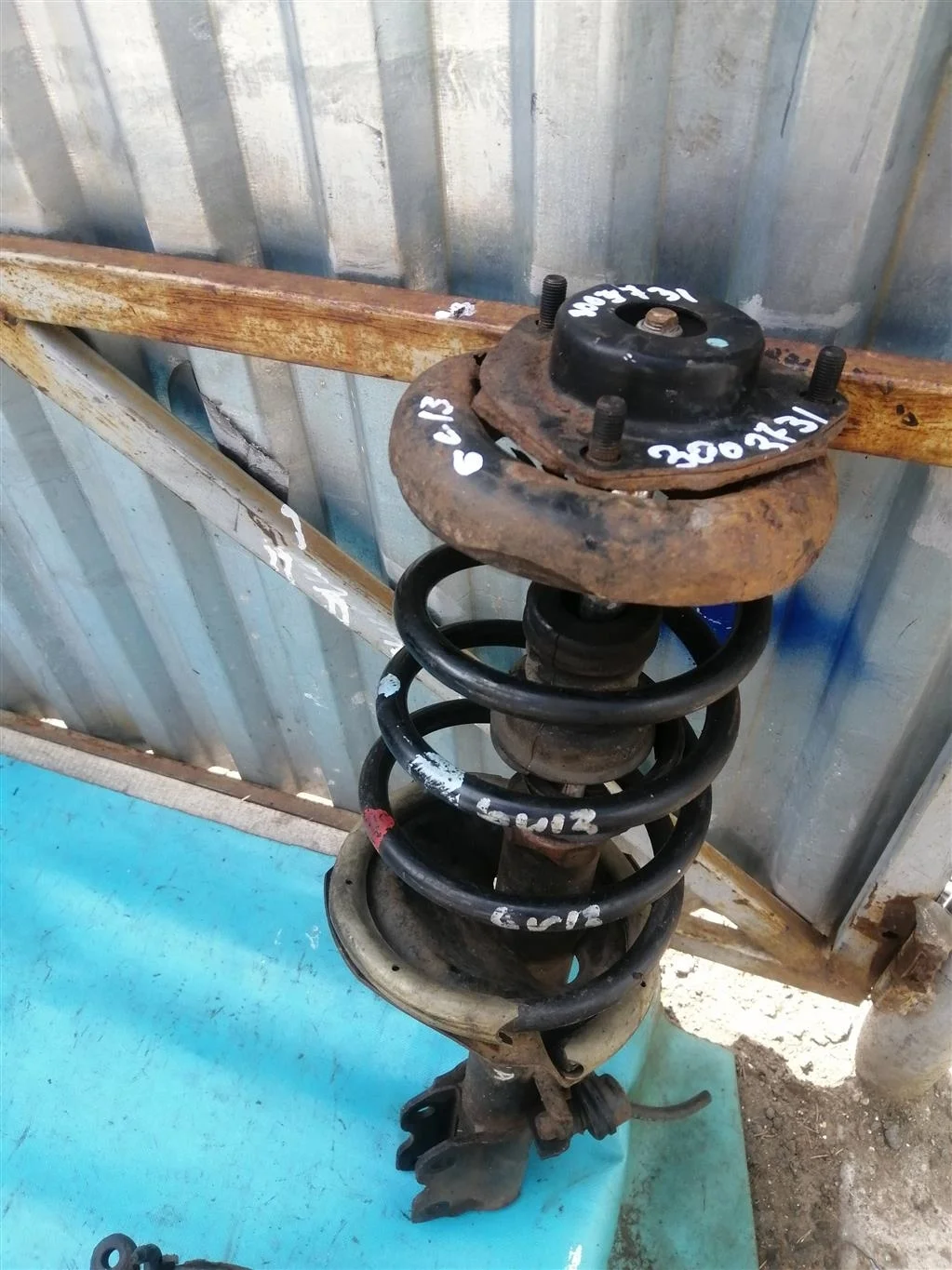 Амортизатор передний правый Nissan X-Trail T30 (2