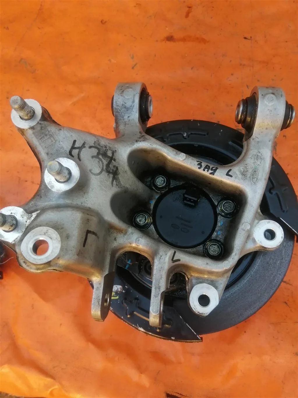 Кулак  задний левый Hyundai Sonata 7 LF (2014-201