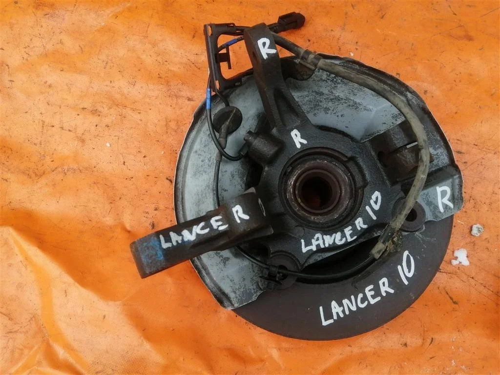 Кулак поворотный передний правый Mitsubishi Lance