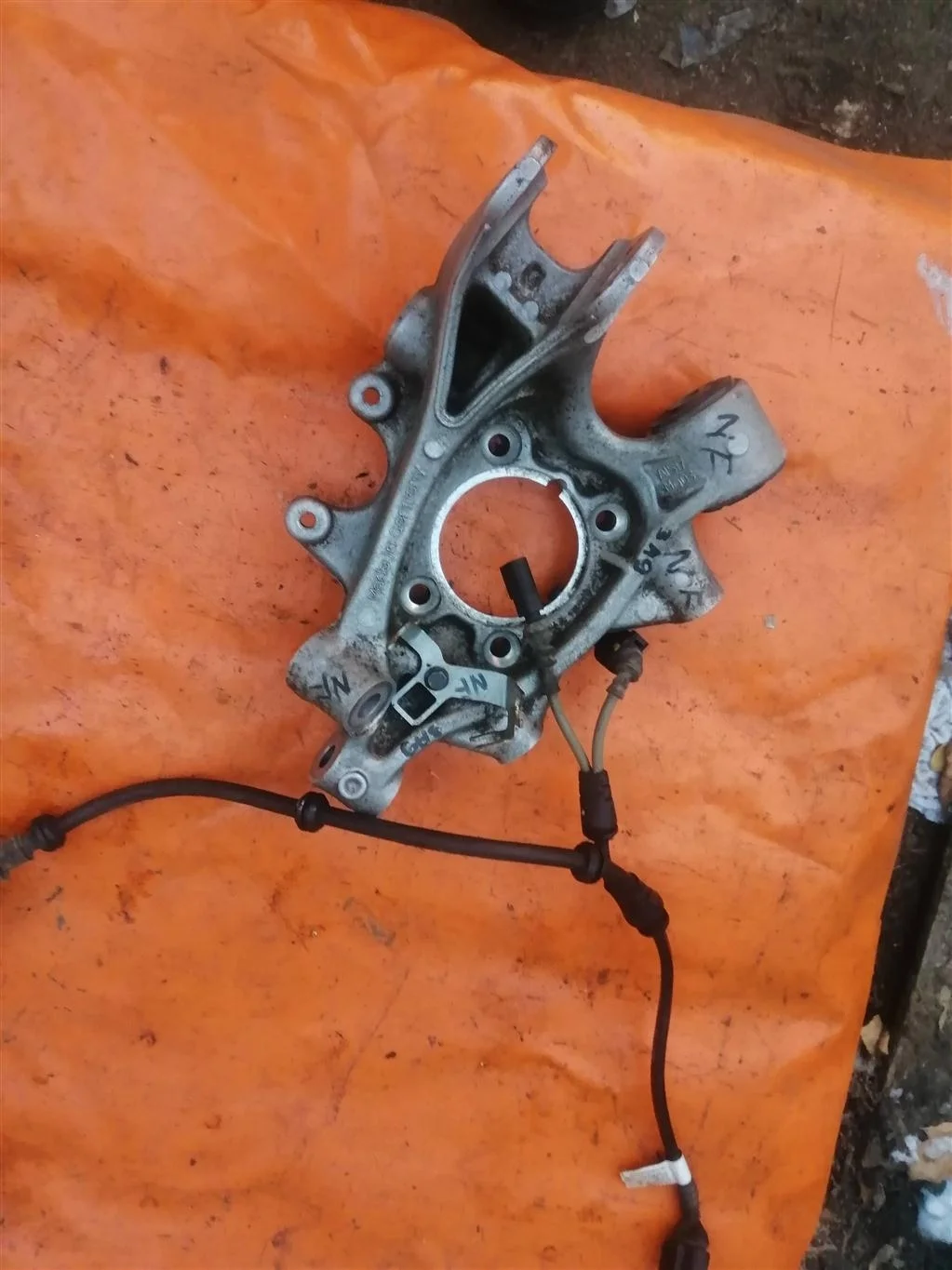 Кулак  задний правый VW Touareg NF (2011-2018)