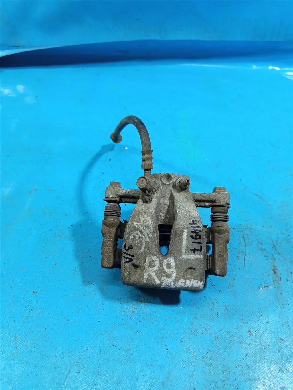 Суппорт тормозной задний левый Toyota Avensis II