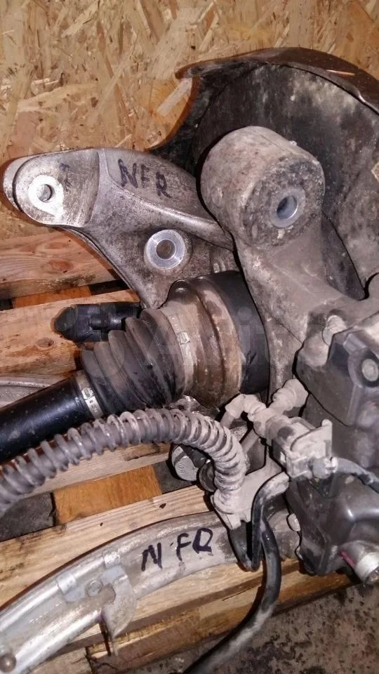 Кулак  задний левый VW Touareg NF (2011-2018)