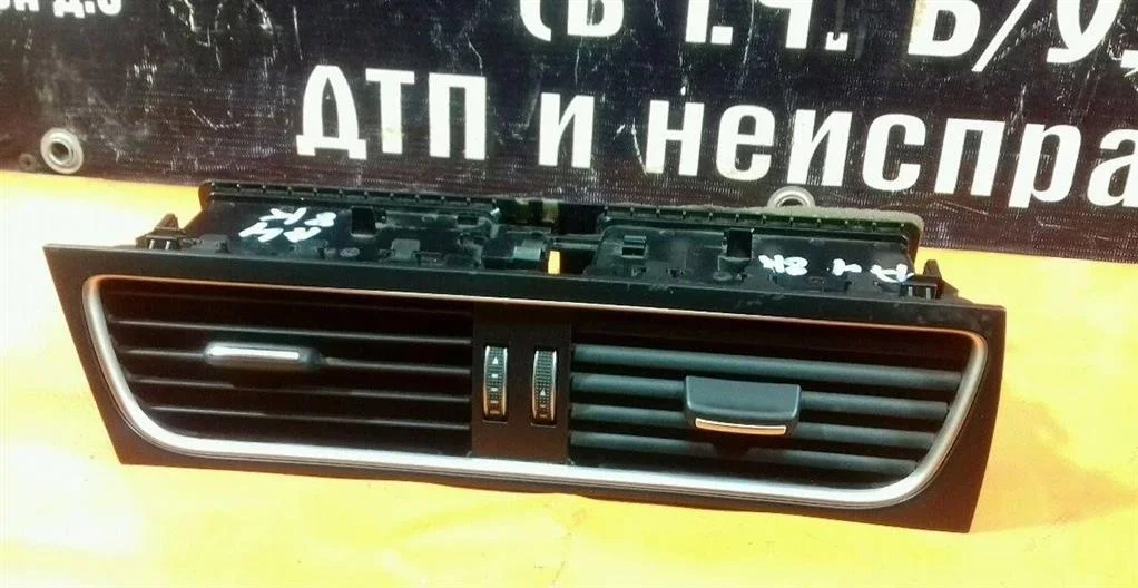 Дефлектор воздушный центральный в торпедо Audi A4