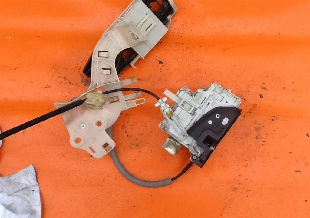 Замок двери задней правой VW Touareg NF (2011-201