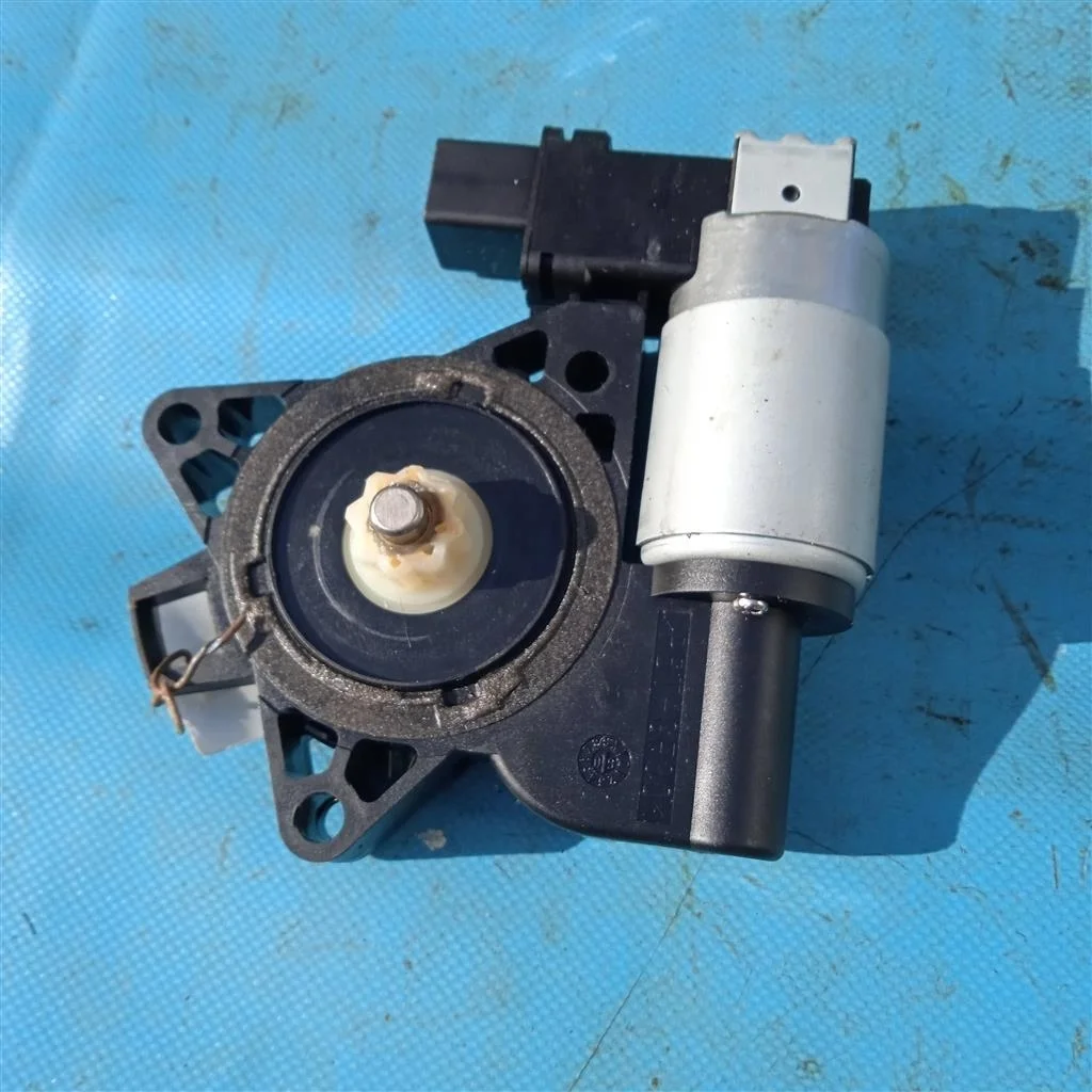 Мотор стеклоподъемника задней левой двери Mazda C