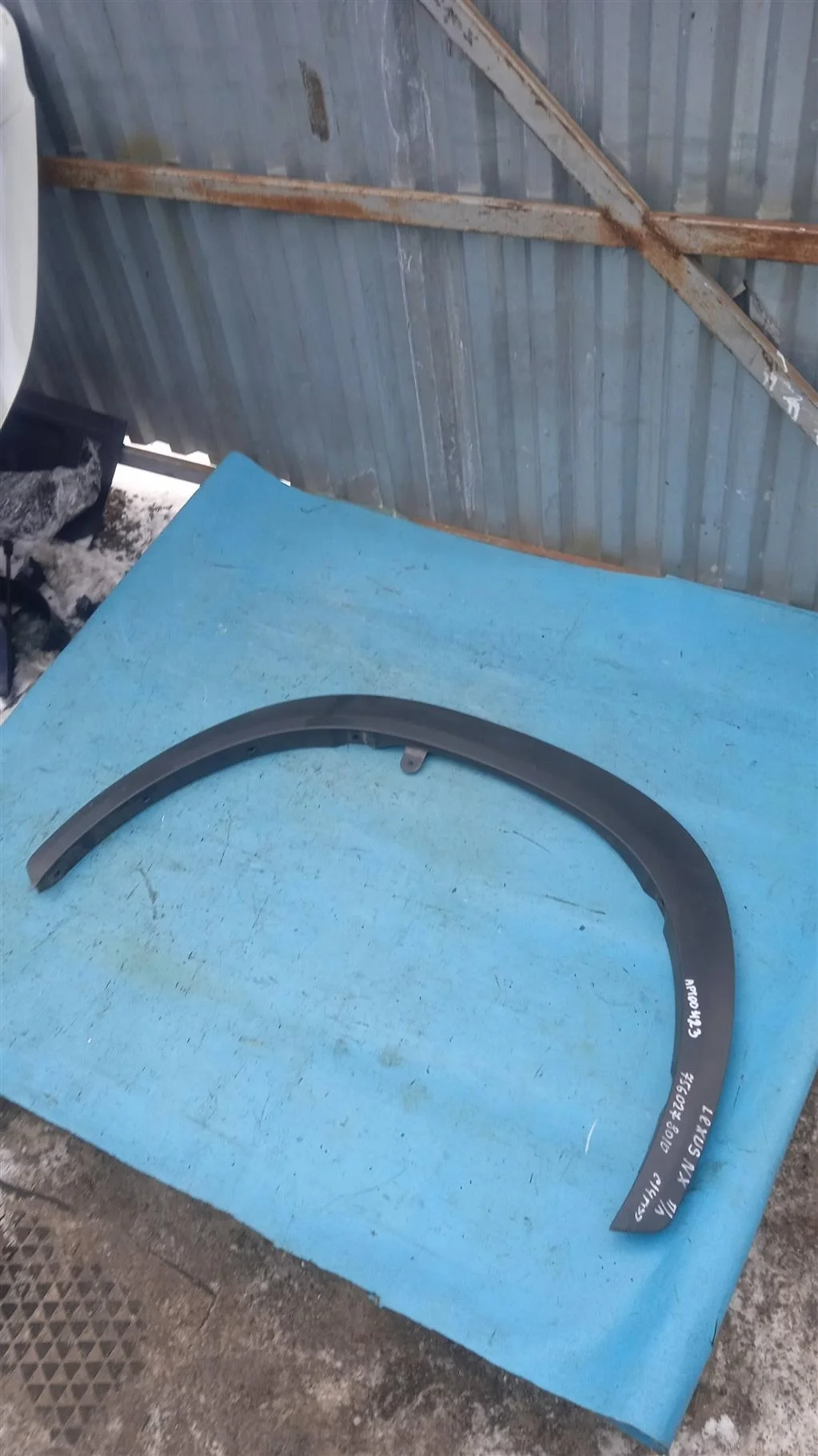 Накладка переднего крыла левого Lexus