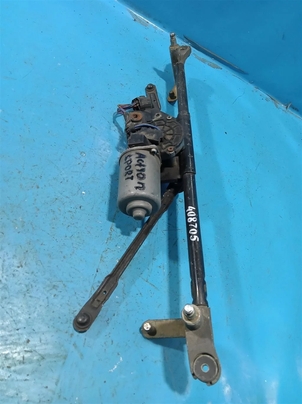 Трапеция стеклоочистителей в сборе с мотором Ssan