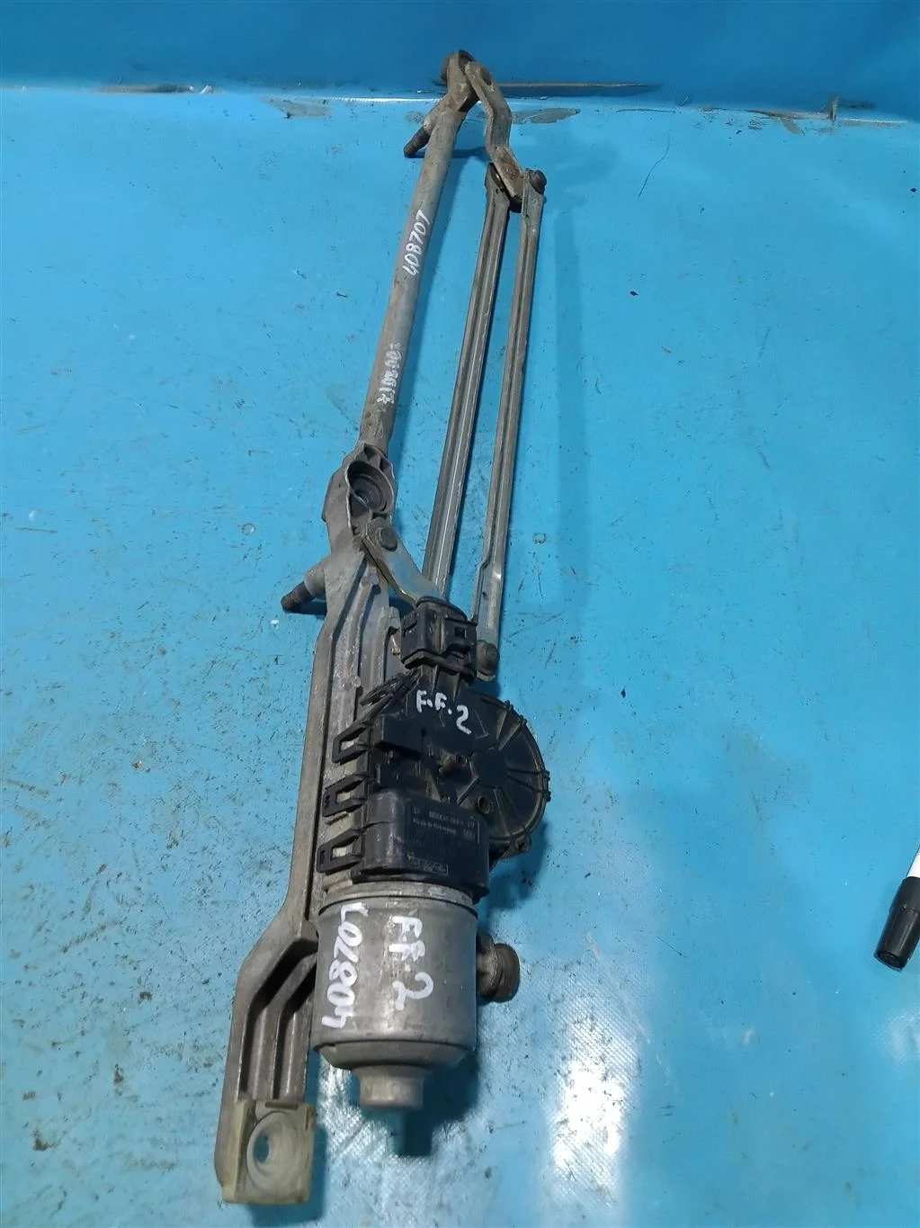 Трапеция стеклоочистителей в сборе с мотором Ford