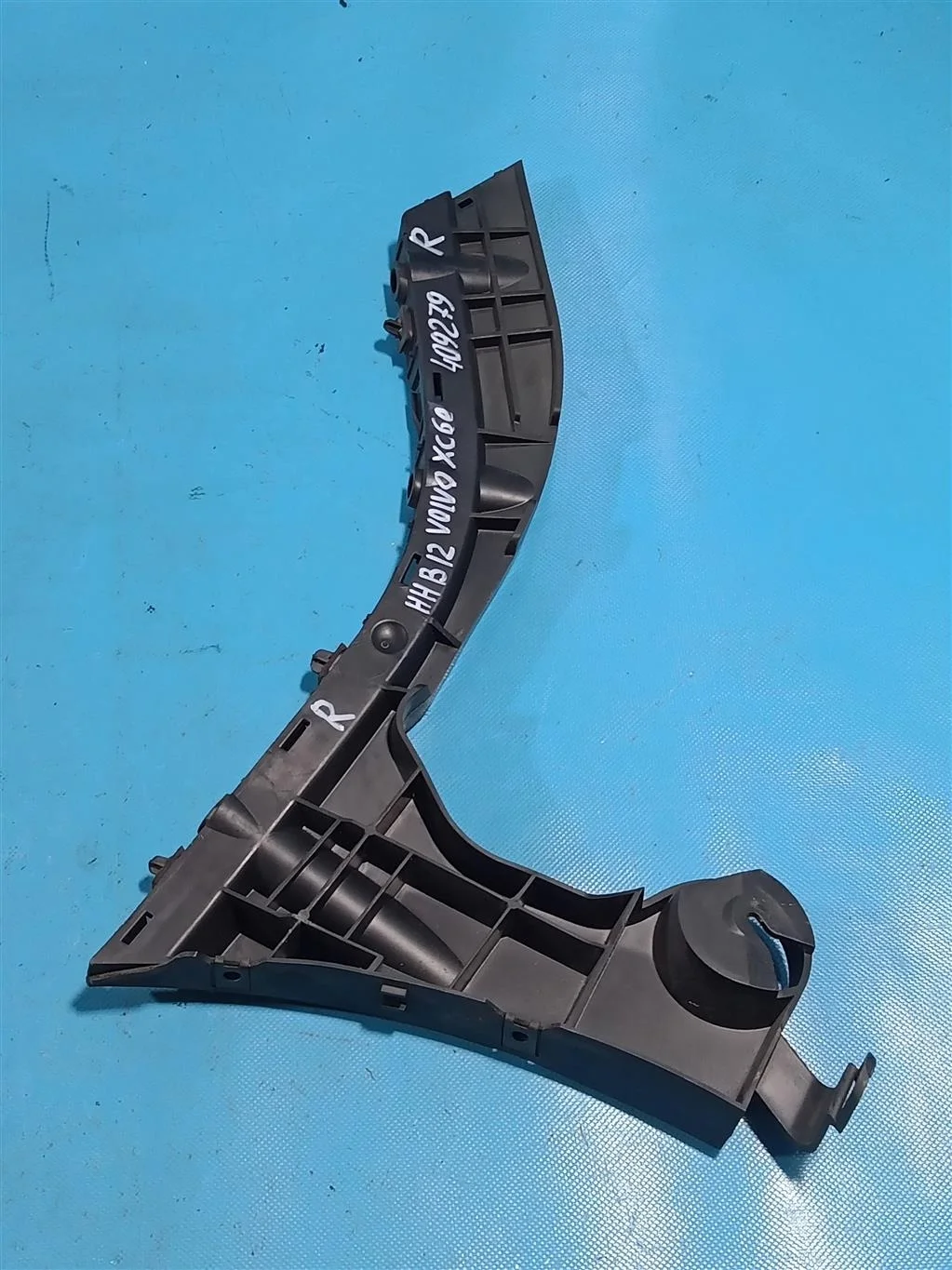 Кронштейн заднего бампера правый Volvo XC60 (2008