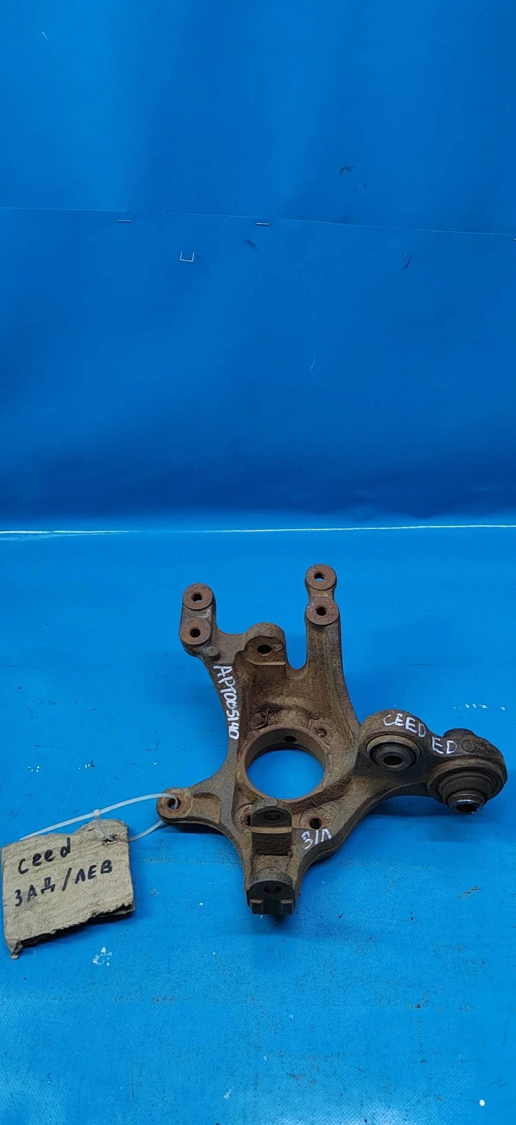 Кулак  задний левый Kia Ceed (2006- 2012)