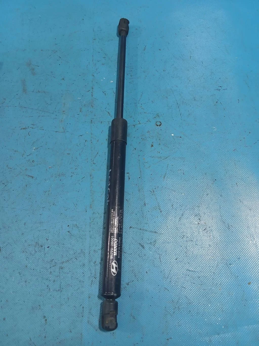 Амортизатор крышки багажника Hyundai Santa Fe DM