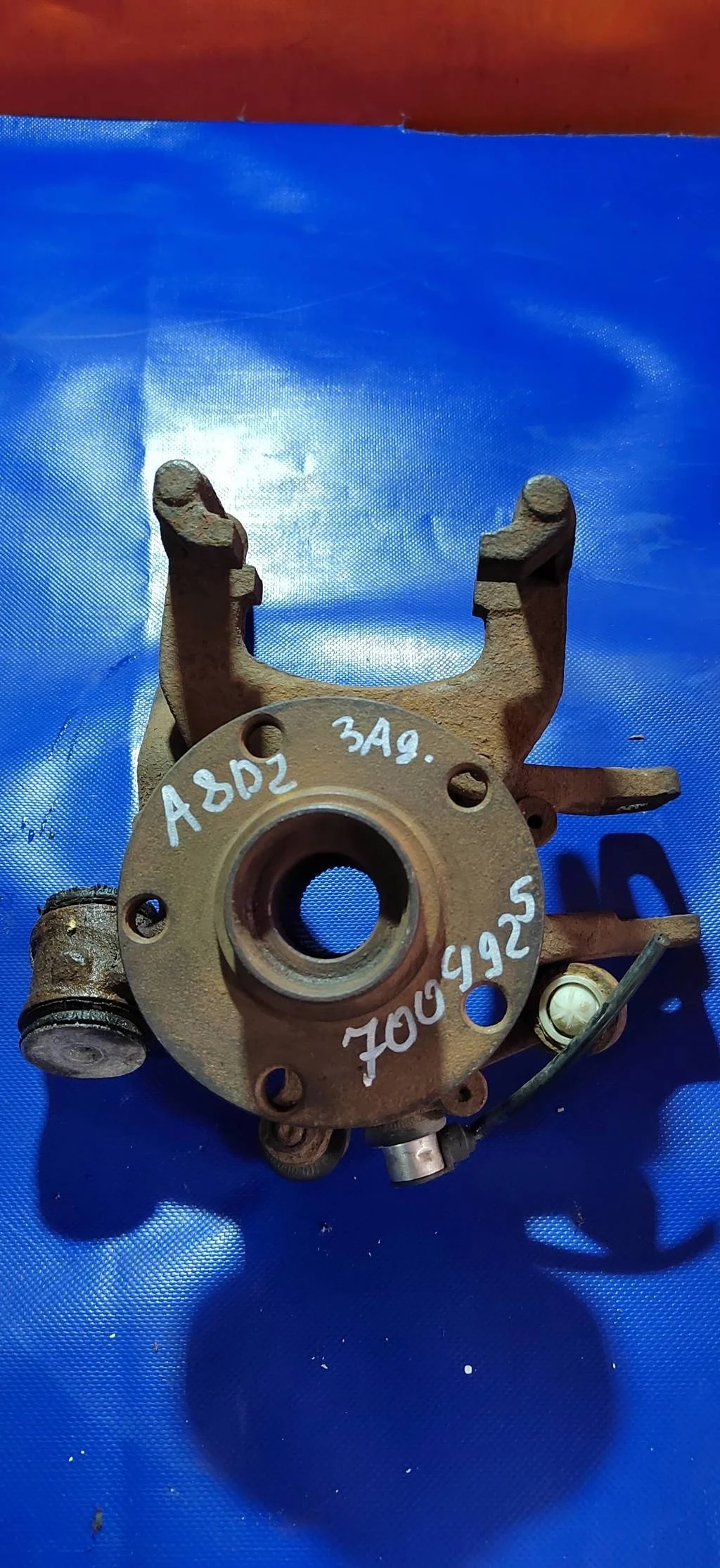 Кулак  задний правый Audi A8 D2 (1998-2003)