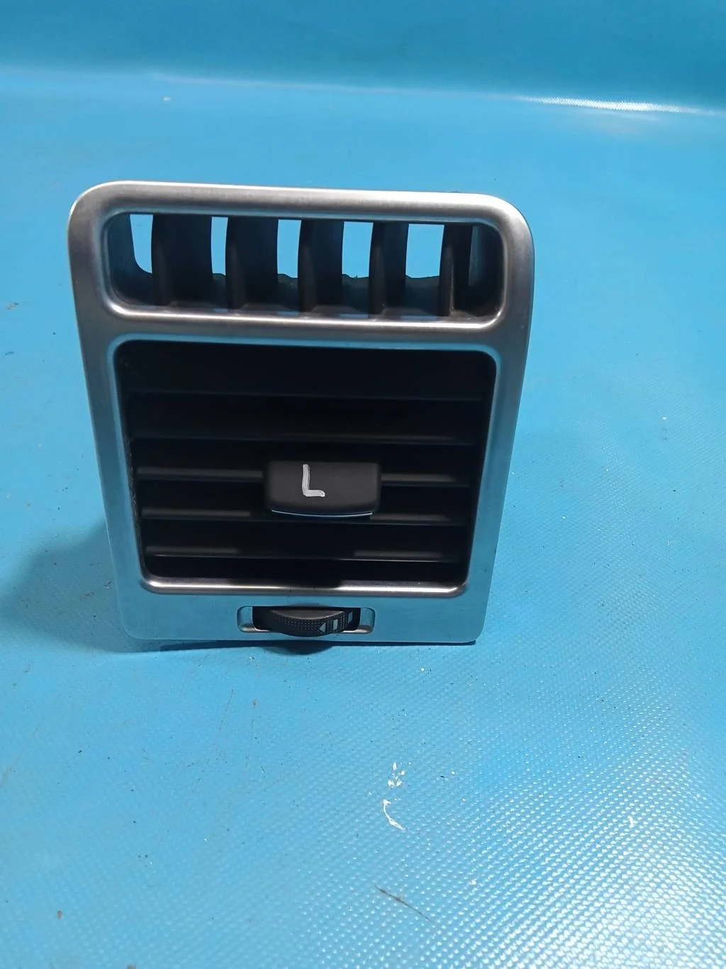 Дефлектор воздушный в торпедо левый Land Rover Ra