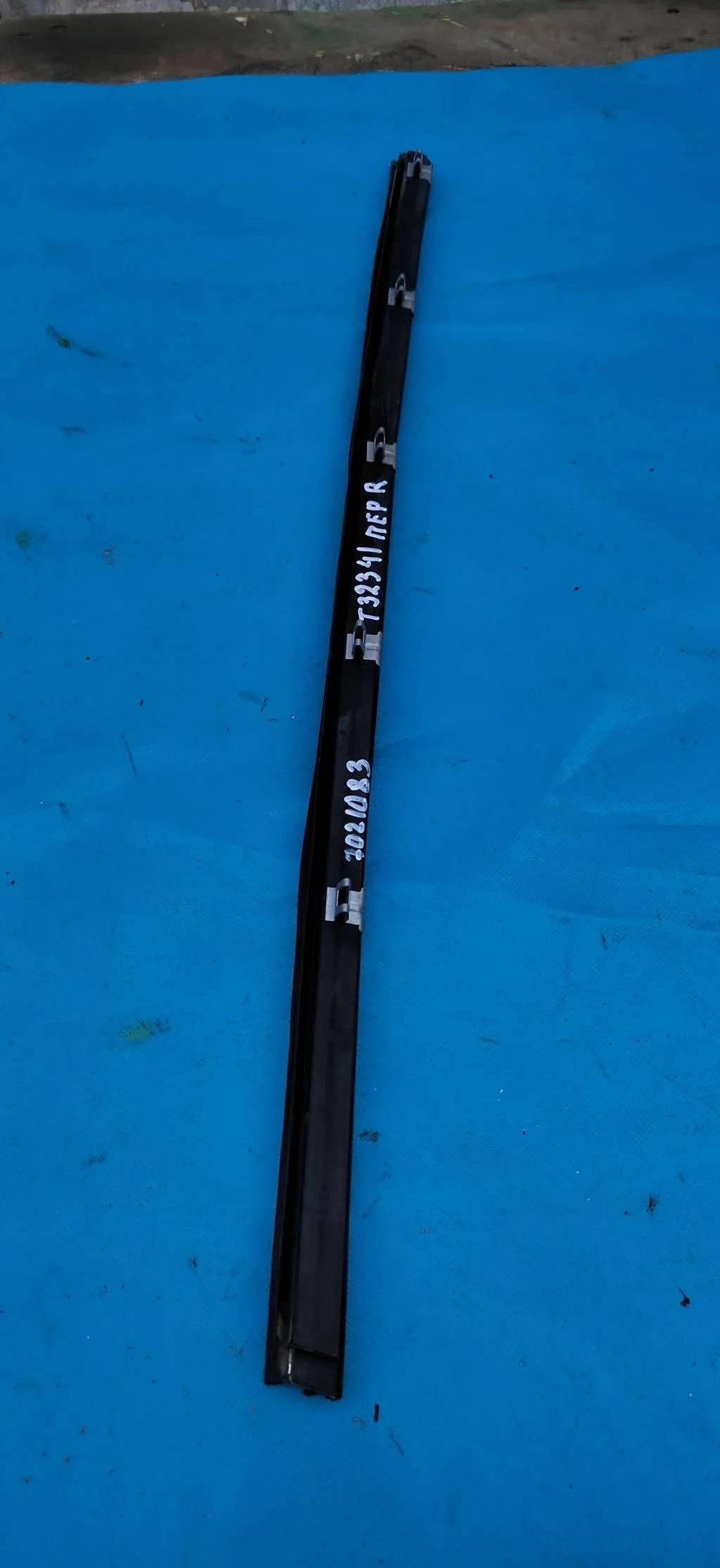 Уплотнитель стекла передней двери правый Land Rov