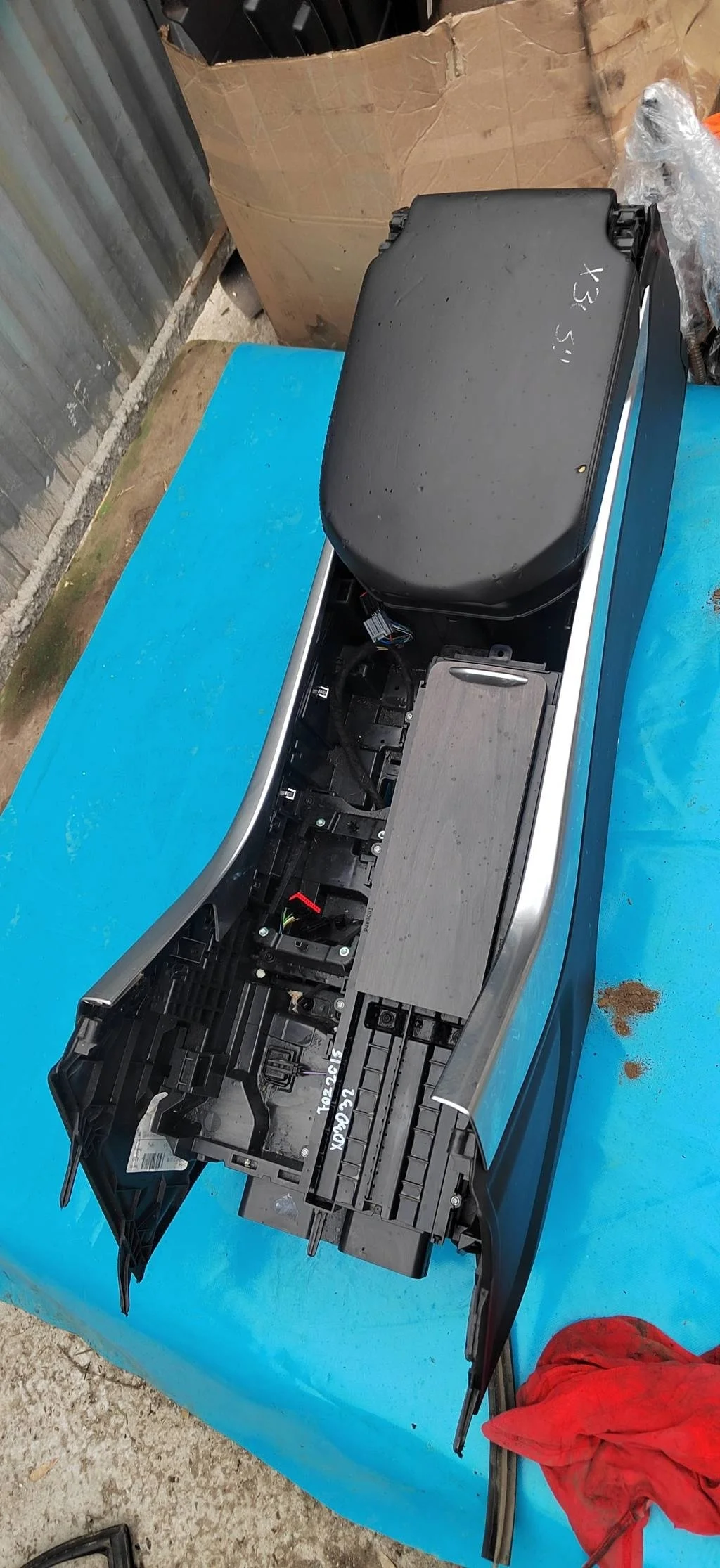 Центральная консоль с подлокотником в сборе Land