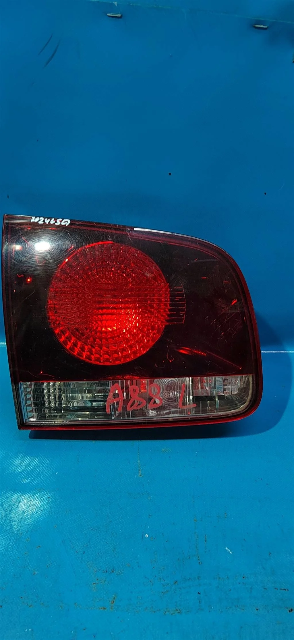 Фонарь задний внутренний левый VW Touareg (2002-2