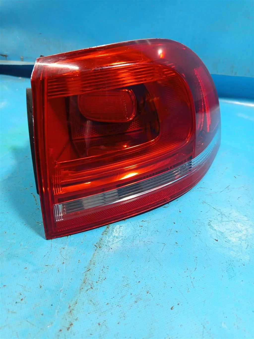 Фонарь задний наружный правый VW Touareg NF (2011