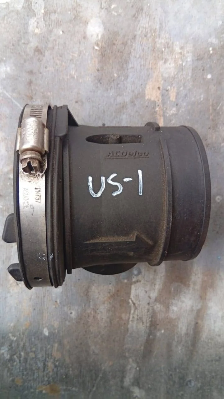 Датчик массового расхода воздуха Cadillac Escalad