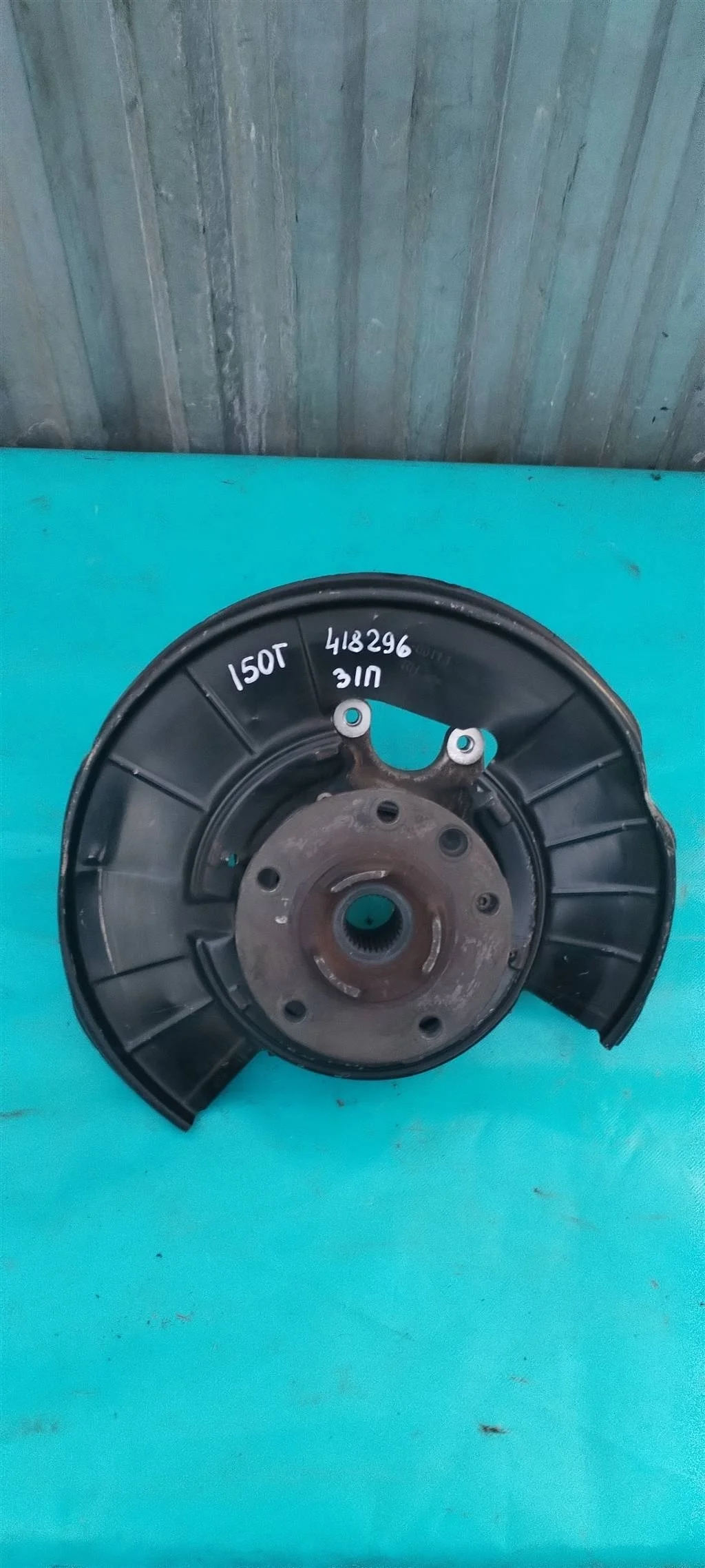 Кулак  задний правый VW Touareg NF (2011-2018)