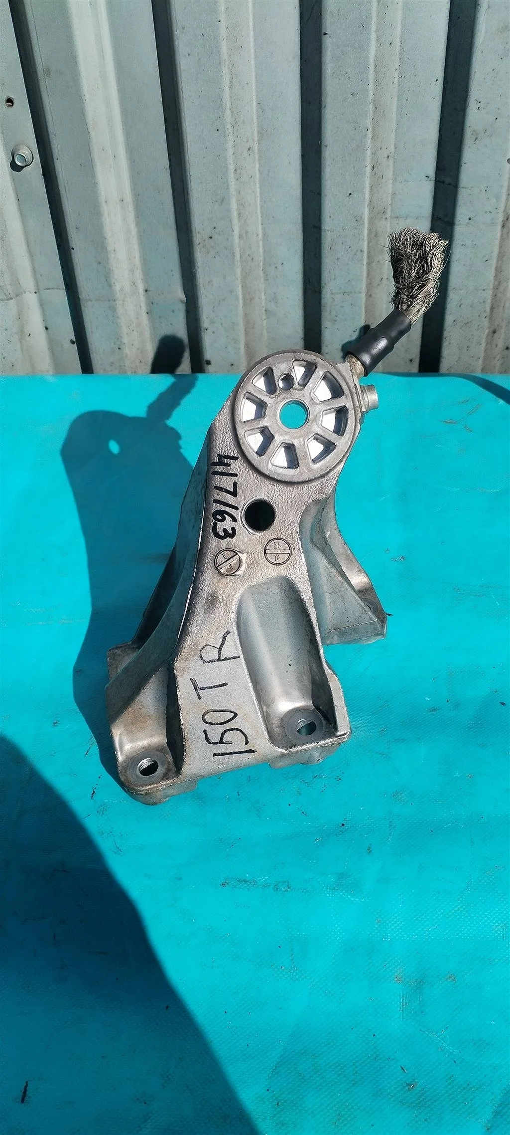 Кронштейн опоры двигателя правый VW Touareg NF (2