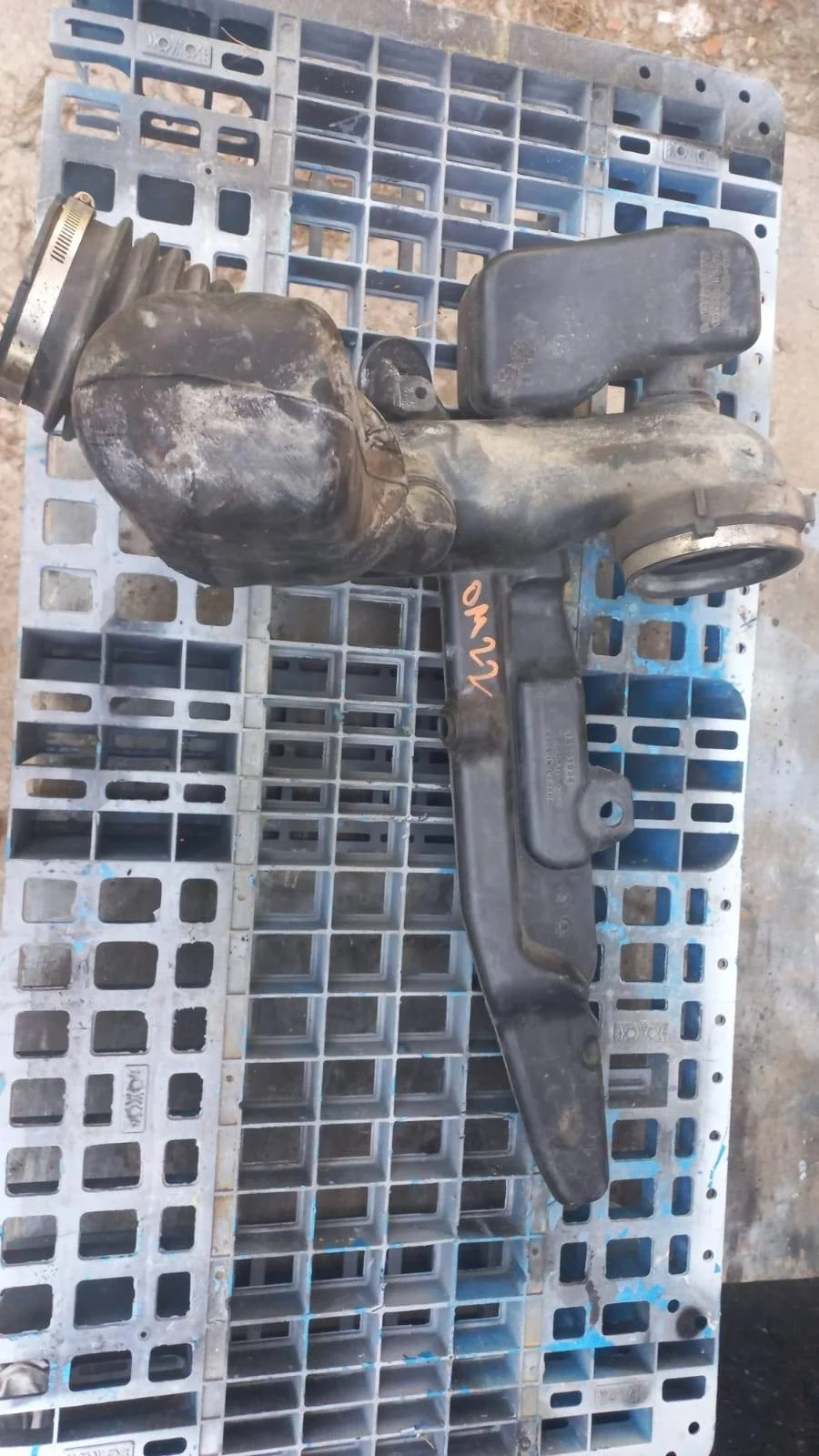 Патрубок дроссельной залонки к воздушному фильтру