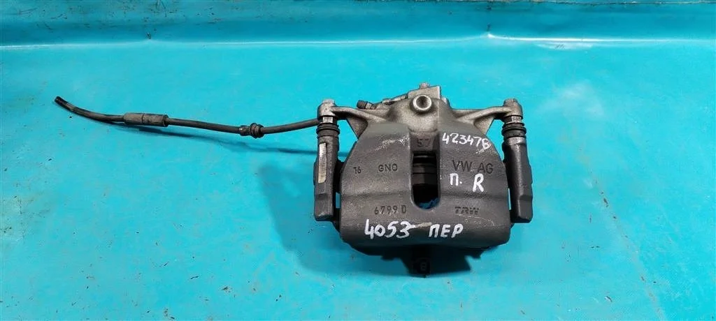 Суппорт тормозной передний правый VW Passat B8