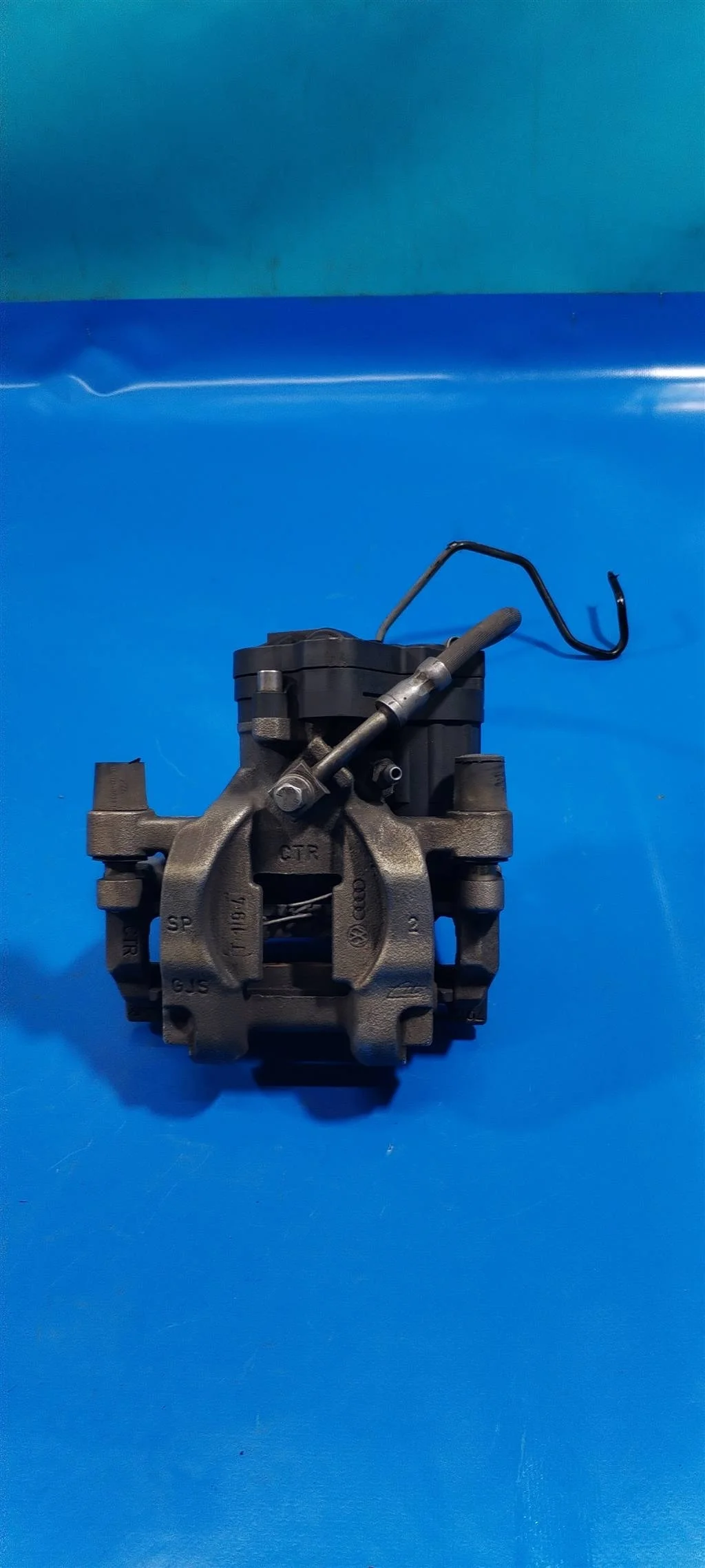 Суппорт тормозной задний левый VW Passat B8