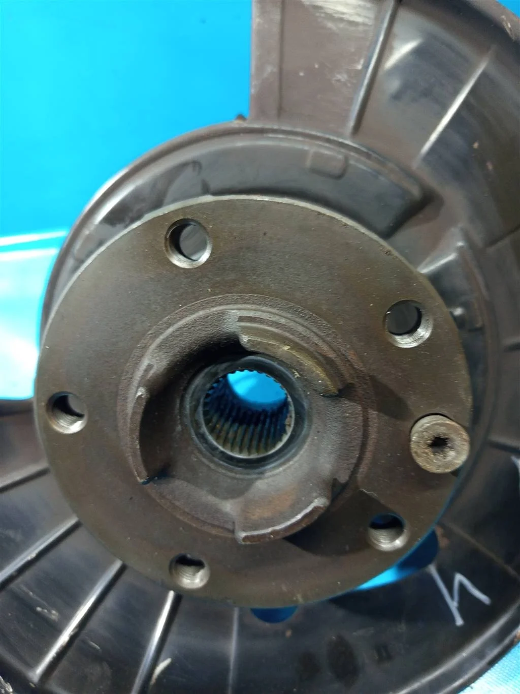 Кулак  задний правый VW Touareg NF (2011-2018)