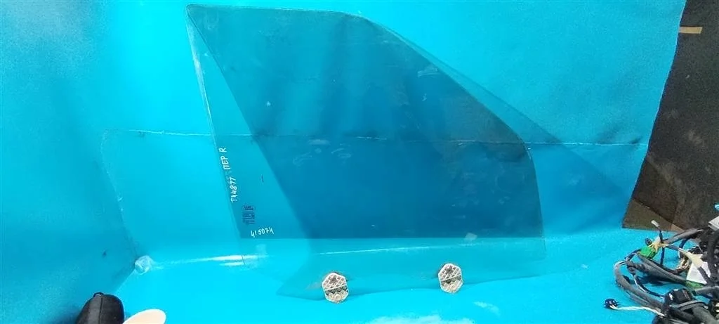 Стекло двери передней правой Land Rover RANGE ROV