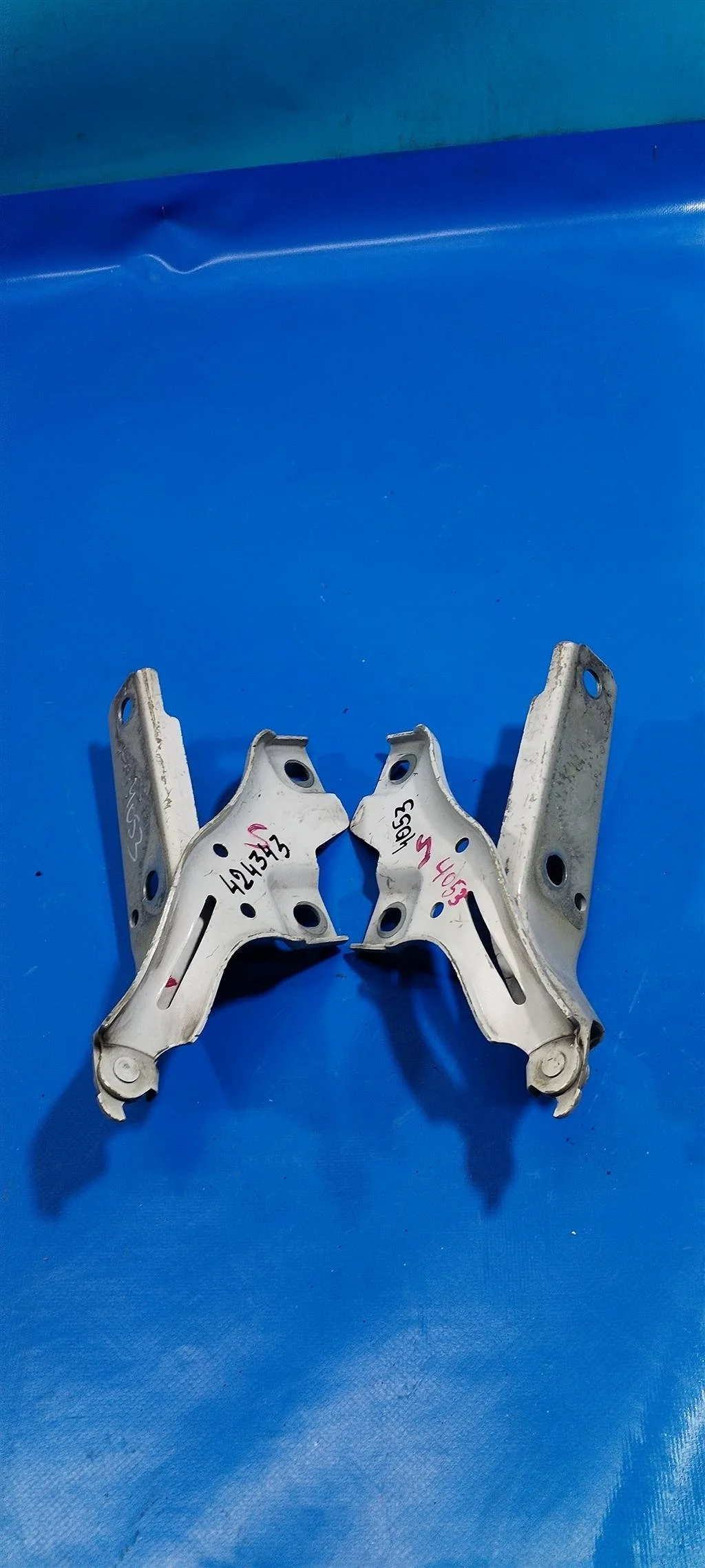 Петля капота левая VW Passat B8